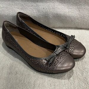 Clarks bendables size 10 pewter Women's round toe Flats